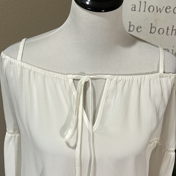 White Off-Shoulder Blouse Sz: S - Picture 3 of 7